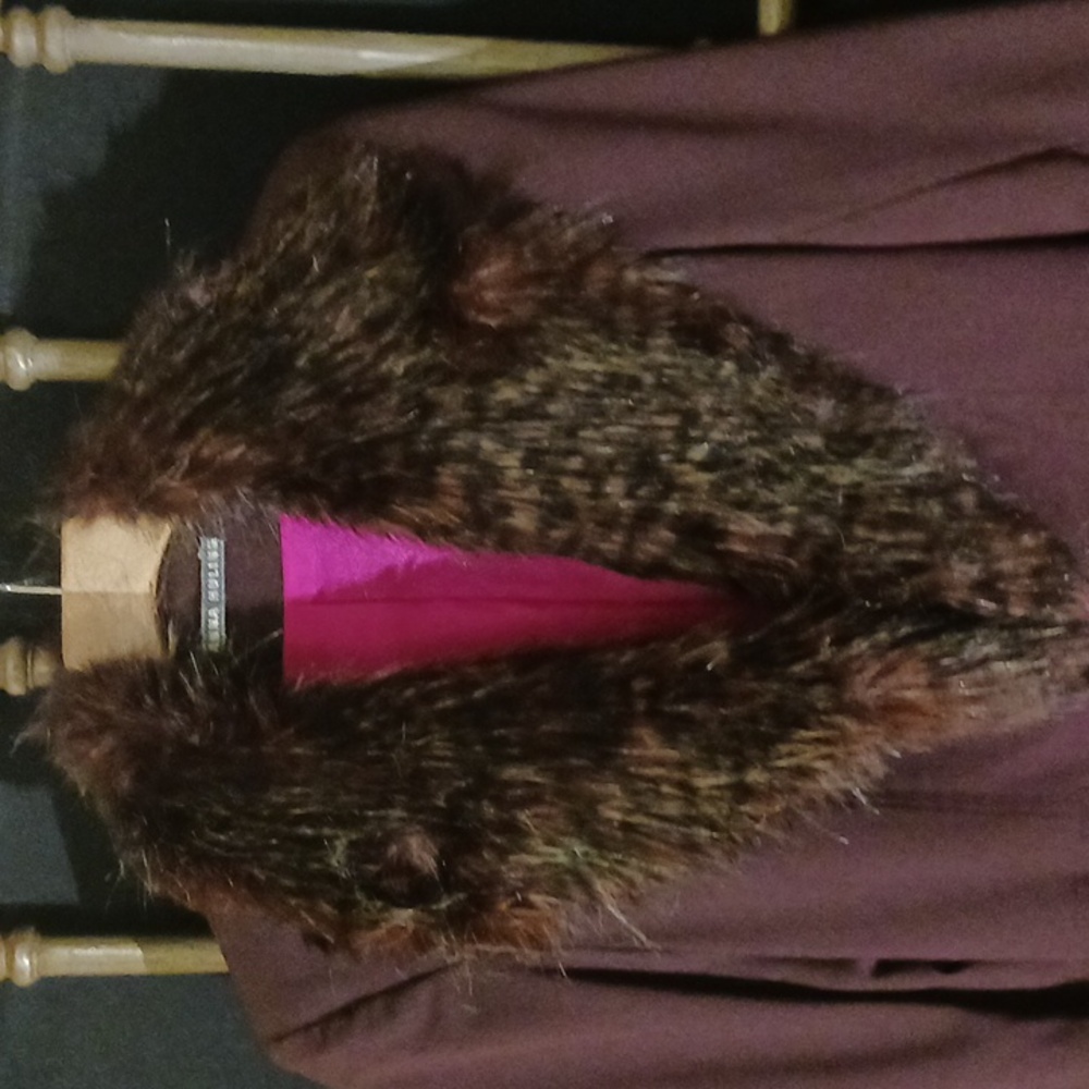 Anna Huling, knee-length maroon overcoat with faux fur lapels and sleeve cuffs - Picture 3 of 15